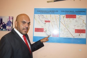 El abogado Miguel Angel Rosete muestra el lugar del "levantón" y el sitio donde estuvo secuestrado Alan Cerón. 