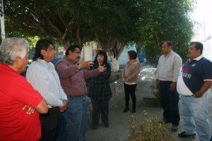 Diputado con directivos de escuela