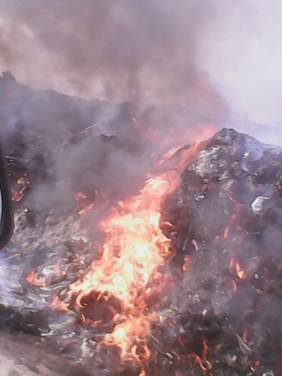 PUDO SER PROVOCADO EL INCENDIO EN EL BASURERO MUNICIPAL DE APATZINGÁN.